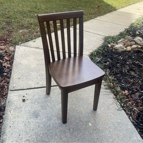 POTTERY BARN KIDS Carolina Kids Chair Chocolate - Picture 1 of 4